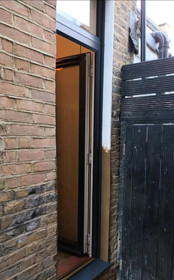 Room With Luxury Private Bathroom & Independent Entrance Near Tube Londres Exterior foto