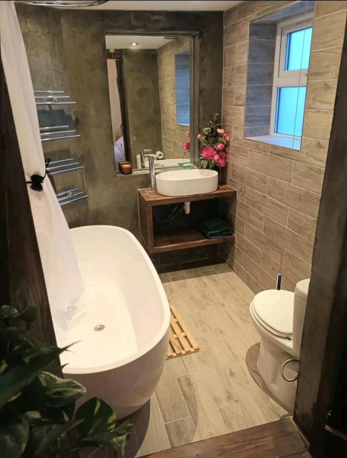 Room With Luxury Private Bathroom & Independent Entrance Near Tube Londres Exterior foto