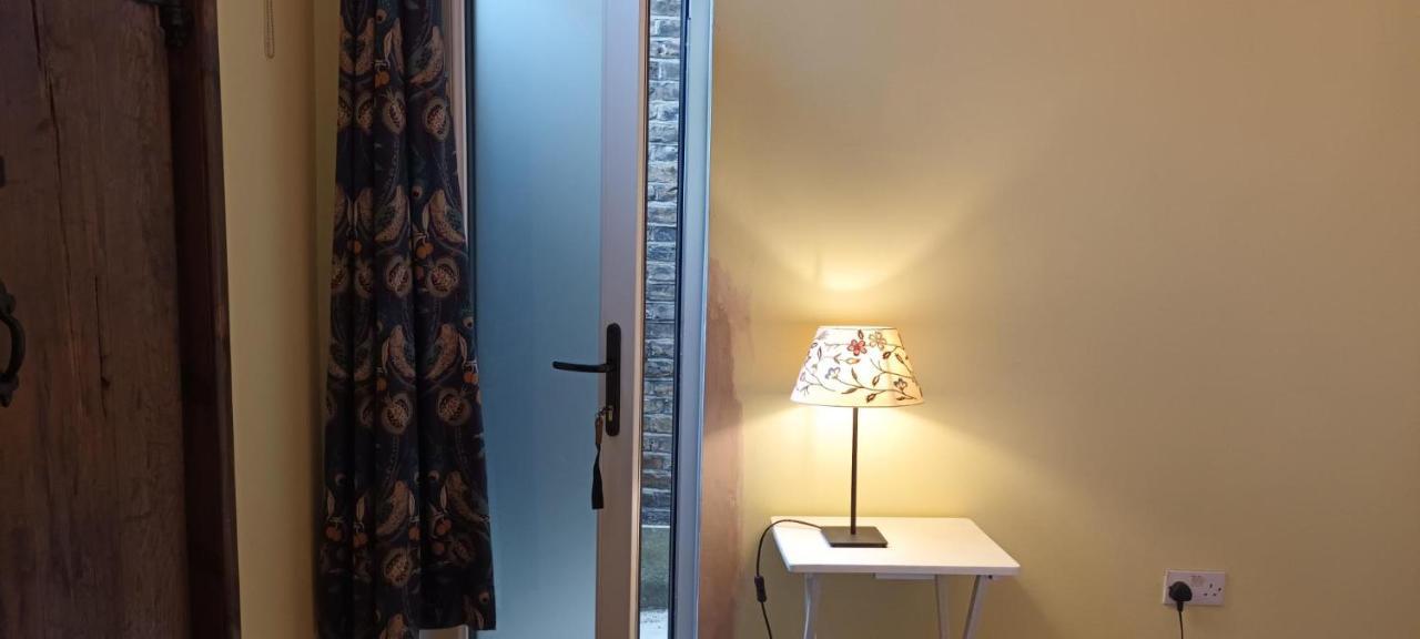 Room With Luxury Private Bathroom & Independent Entrance Near Tube Londres Exterior foto