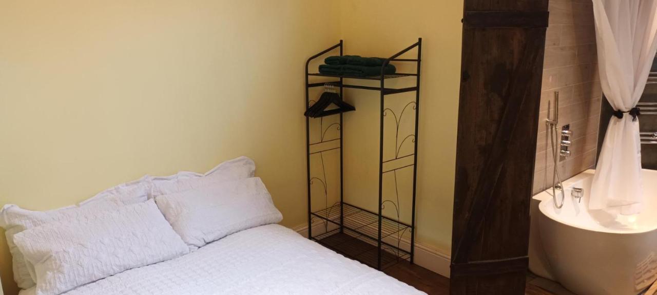 Room With Luxury Private Bathroom & Independent Entrance Near Tube Londres Exterior foto