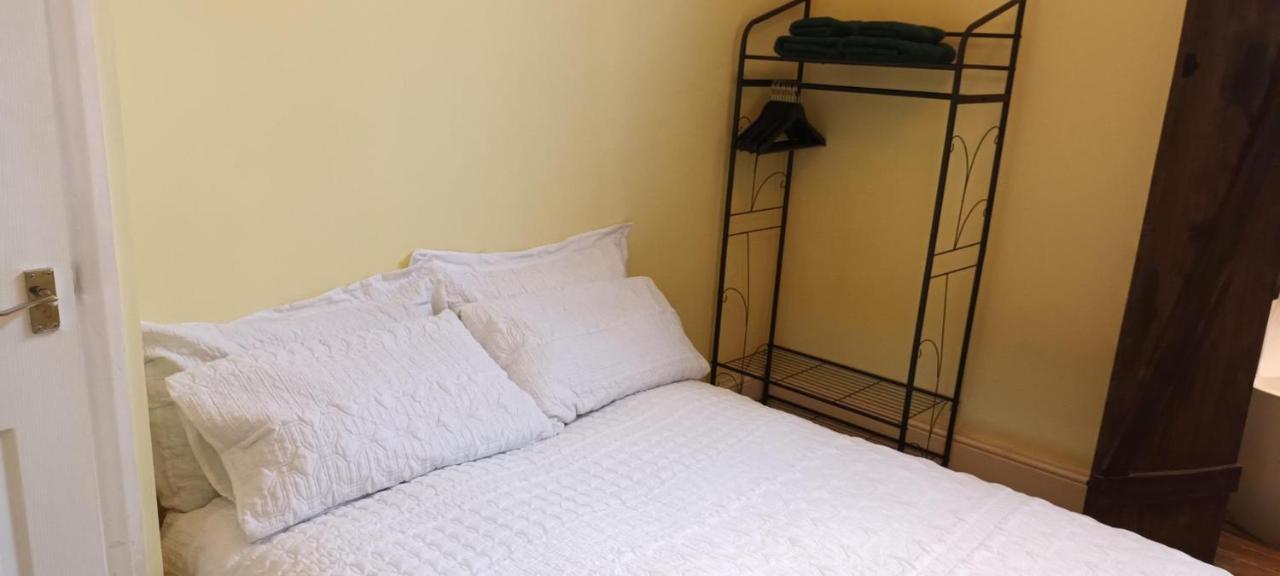 Room With Luxury Private Bathroom & Independent Entrance Near Tube Londres Exterior foto
